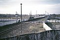 Transitzug aus Hamburg durchfährt die Grenzanlagen am Bahnhof Staaken, 1986