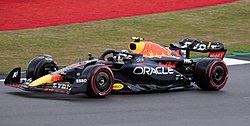 Pérez i Red Bulls Formel 1-bil vid Storbritanniens Grand Prix 2022.