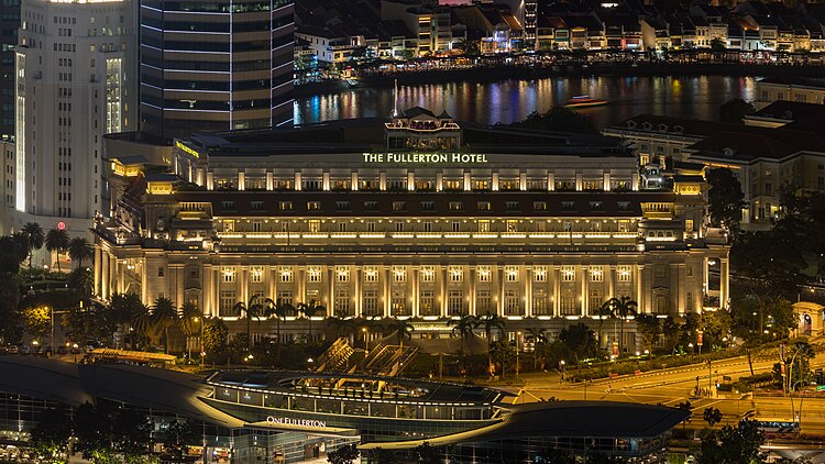 Вид на отель «Фуллертон» (The Fullerton Hotel Singapore[англ.]) в Сингапуре с смотровой площадки Marina Bay Sands