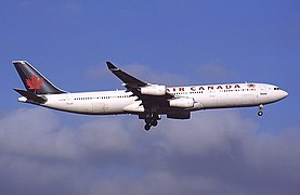 Un Airbus A340-300 con la livrea 1990.