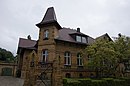 Villa mit Wirtschafts-, Stall und Remisengebäude