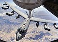 طائرة B-52 أثناء إعادة التزود بالوقود في أفغانستان