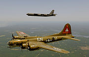 B-17 Thunderbird ve formaci s B-52H