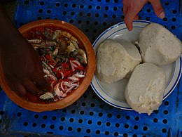 Ghana "Banku Ne Mako" (banku da barkono-tumatir miya)