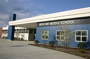 English: Bedford Middle School, 88 North Avenu...