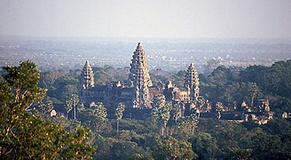 Blick vom Phnom Bakeng auf Angkor Wat zum Sonnenuntergang