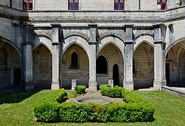 Restes du cloître.