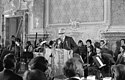 Schwarz-weiß-Foto eines Rednerpults mit Gustav Heinemann. Im Hintergrund ist ein Schulchor mit Musikinstrumenten zu erkennen