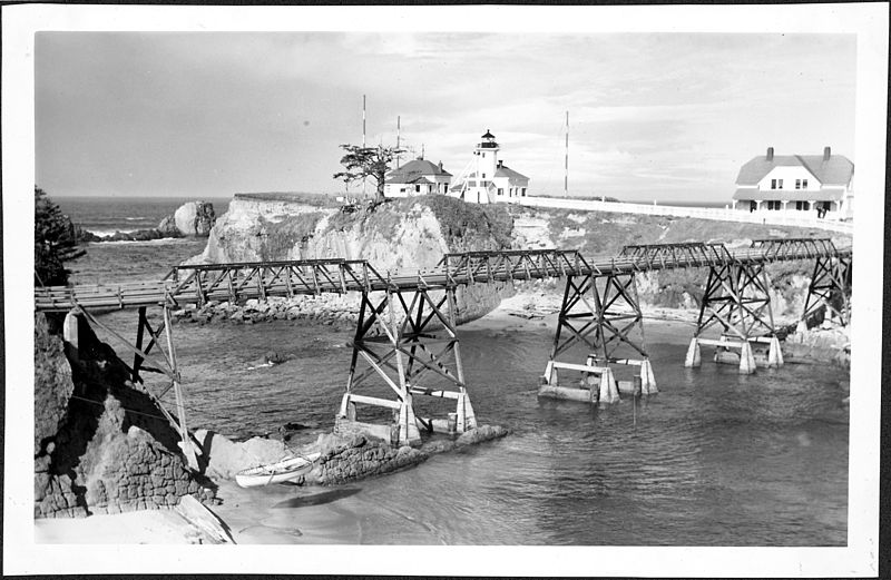 File:Cape Arago Lighthouse and Dwelling, 10-1944 - NARA - 298183.jpg