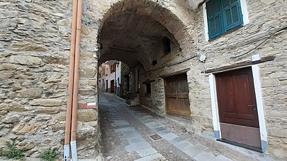 Portegu du caruggiu de Via Mazzini, intu burgu de Mendaiga [2]