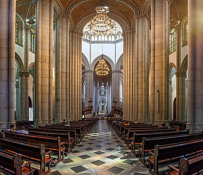 Interior da Catedral de São Paulo, a catedral da Arquidiocese de São Paulo, Brasil. Sua construção, em estilo neogótico, teve início em 1913 e terminou quatro décadas depois (definição 9 836 × 8 473)