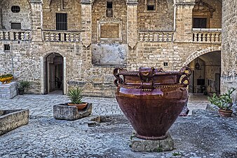 Un vase en céramique trônant au milieu du palais épiscopal de Grottaglie