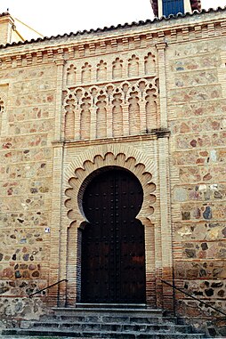 Portail de style mudéjar.