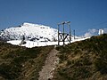 Cima Bassa "la Madonnina". Sentiero 608/b raccordo con il sentiero 608. Cima Stivo sullo sfondo.