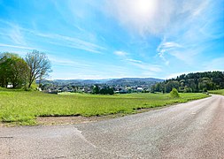 Clairvaux-les-Lacs dans le Jura : vue générale ouest depuis la route D27E3 au lieu-dit Molard-de-la-Fédération.