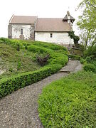 L'église bâtie sur les hauteurs du village.