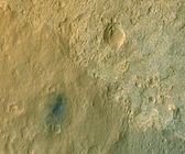 2012年8月14日，火星勘測軌道飛行器高分辨率成像科學設備看到的「好奇號」着陸點(布雷德伯里着陸場)。