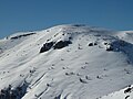 Sommet du dôme de Barrot avec ses trois signalétiques vu des pistes de ski de Pra-Brûlé (1 970 m) au nord.
