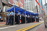 警員圍封記利佐治街，下雨期間，大批警員在帳幕下避雨