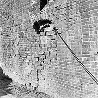 Dichtgemetselde zuidingang (vroegere manneningang) in het schip tijdens de restauratie van 1972