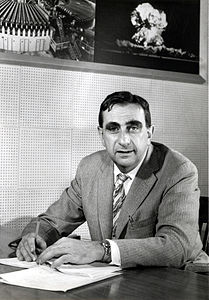 Edward Teller, Lawrence Livermore National Laboratory'nin müdürü olarak, 1958. Doğduğu ülke Macaristan'daki antisemitizm yüzünden 1926 yılında Almanya'ya sığınan, sığındığı ülke Almanya'daki antisemitizm yüzünden 1934 yılında ABD'ye göç eden "Hidrojen bombasının Atası", Wernher von Braun, John von Neumann ile birlikte Stanley Kubrick'in yönettiği Dr. Garipaşk adlı filmin baş kahramanı Strangelove (Merkwürdigliebe) karakterinin esin kaynağı(Üreten:Greg L)