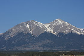 Vue du mont Shavano (à droite) depuis l'US 285 au nord de Poncha Springs.