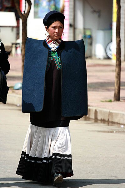 Fichier:Ethnic Yi Costume Butuo Sichuan China.jpg