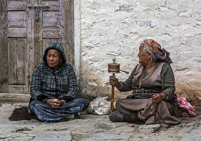 Молящиеся женщины в Непале
