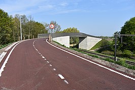 De fietsbrug over spoorlijn 15 te Mortsel (Park Savelkoul).