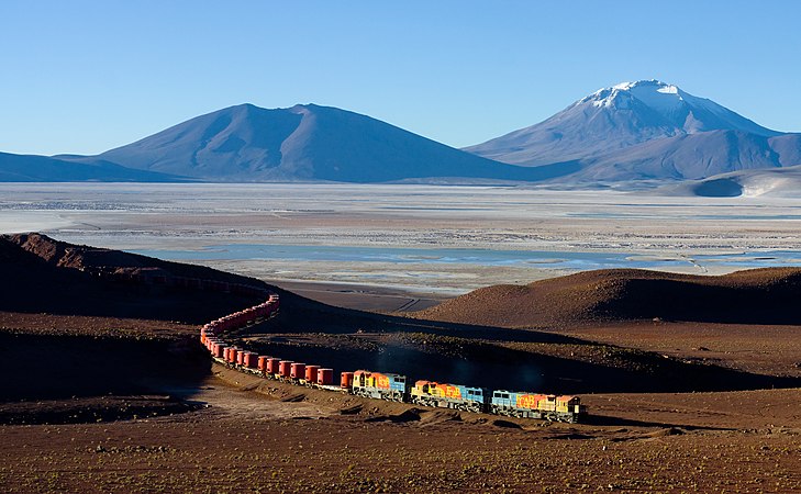 一列火车正将铅矿石从玻利维亚的圣克里斯托瓦尔矿运至智利的港口城市安托法加斯塔。