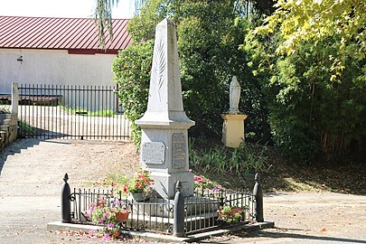 Monument aux morts sur la place du village.