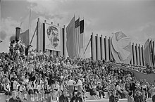 A poster of Stalin at the 3rd World Festival of Youth and Students in East Berlin, East Germany, 1951 Fotothek df roe-neg 0006153 004 Blick auf die Ehrentribune bei der Sportlerparad.jpg