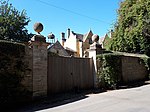 Ablington Manor Gateway to Ablington Manor, Potlickers Lane (geograph 6559110).jpg