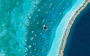 Велика синя діра і Белізький бар'єрний риф з космосу