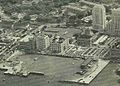 Photographie de 1953 de Central, montrant le terrain du Cricket Club de Hong Kong derrière l'ancien bâtiment de la Cour suprême.