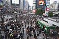 Der Bahnhof Shibuya mit der Statue im linken Bildvordergrund