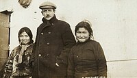 Harry Whitney kaj Inuit Virinoj - 1910.jpg
