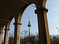 Blick durch Mutschlechners Arkaden auf den Mannheimer Fernsehturm