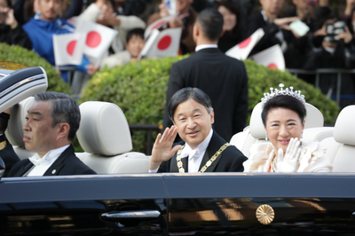 即位の礼・祝賀御列の儀においてトヨタ・センチュリー特別仕様オープンカーから観衆に手を振る第126代天皇徳仁と皇后雅子（2019年）