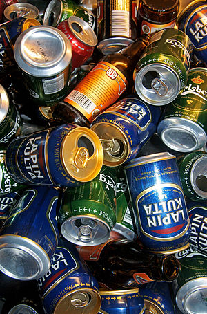 English: Beer cans and bottles.