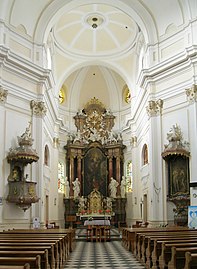 kněžiště s hlavním oltářem, po stranách kazatelna a křtitelnice