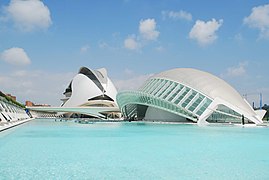 Rechts L'Hemisfèric (1998) en links Palau de les Arts Reina Sofía (2005) in de Stad van de Kunsten en Wetenschap in Valencia door Calatrava