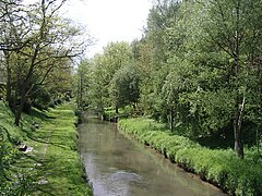 Río Lawe. Cruza la población de Bruay-la-Buissière.