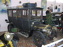 Um carro de 7 lugares e 20 hp de A Léon Bollée de 1904.