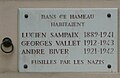 Plaque en mémoire de trois hommes fusillés par les Nazis sous l'Occupation.