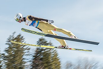 O tcheco Lukáš Daněk executa um salto com esquis Fischer durante o Campeonato Mundial de Esqui Nórdico de 2019 em Seefeld, Áustria. Daněk, que esquiou pela primeira vez aos três anos e completou seus primeiros saltos um ano depois, fez sua estreia internacional em Liberec em 2010 aos doze anos. No início de outubro de 2021, ele se tornou o campeão tcheco pela primeira vez. Em 19 de dezembro de 2021, terminou em 23.º na competição da Copa do Mundo em Ramsau, conquistando os primeiros pontos na Copa do Mundo de sua carreira. (definição 3 933 × 2 622)