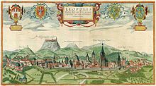 Stara rycina. Widok na panoramę Lwowa. W górnej części w centralnym punkcie napis Leopolis umieszczony w ramce. Po obu stronach napisu po dwa herby. W dolnej części rysunek miasta położonego wśród zielonych pól. Dominują wieże kościołów. W oddali wzgórza. Na jednym wzgórzu zamek.