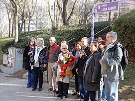 Familiares, autoridades y allegados posan ante la placa del parque recién inaugurado.