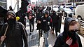 2009年、ワシントンD.C 世界銀行近辺の反戦デモでのブラック・ブロック。一部はシンプルなフードを着て顔を出しているが、他は暗い色のマスクやサングラスなどで可能な範囲で顔を覆っている。
