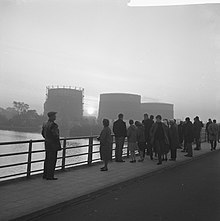 Black-and-white photograph of a crowd observing the comet